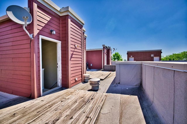 353 E Eastgate Pl, Chicago, IL 60616 - view of wooden deck