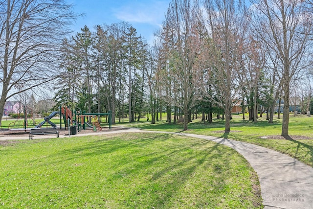 522 Superior St, Vernon Hills, IL 60061 - surrounding community with a yard and playground community