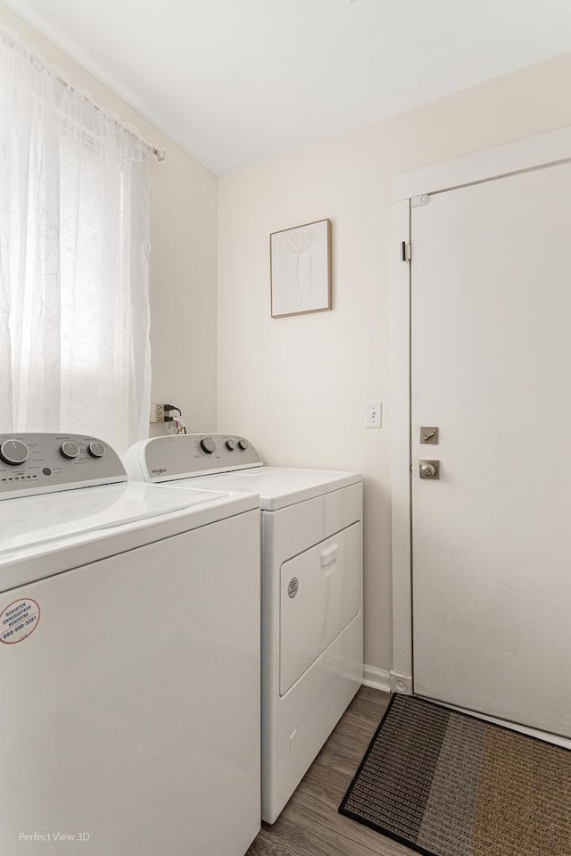 1704 Walnut Park Ln, Aurora, IL 60504 - laundry area featuring separate washer and dryer, wood finished floors, and baseboards