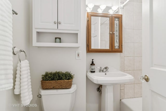 212 N Russel St, Mount Prospect, IL 60056 - bathroom featuring toilet