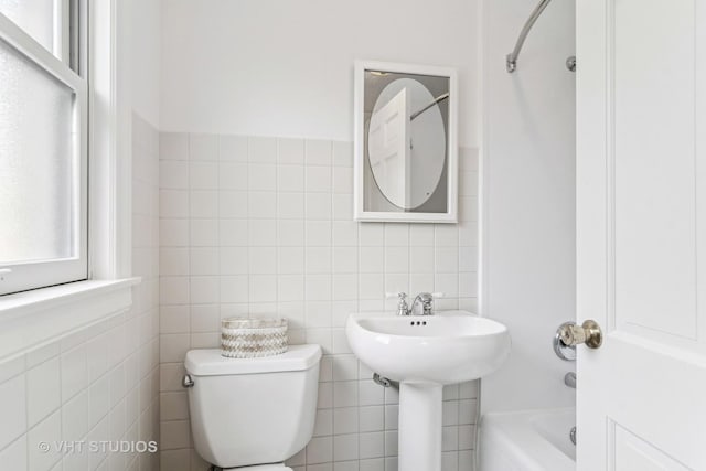 212 N Russel St, Mount Prospect, IL 60056 - bathroom featuring tile walls and shower / bathtub combination