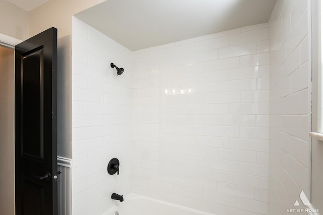 bathroom with bathtub / shower combination