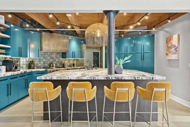 kitchen with wooden ceiling, open shelves, tasteful backsplash, a kitchen breakfast bar, and blue cabinetry