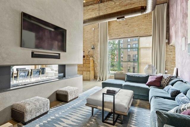 living room featuring visible vents and a high ceiling