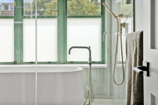 bathroom featuring tiled shower
