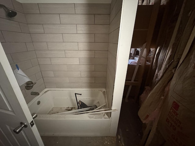 bathroom with washtub / shower combination