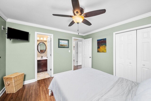 472 Lakewood Blvd, Park Forest, IL 60466 - bedroom featuring wood finished floors, a sink, a closet, crown molding, and baseboards