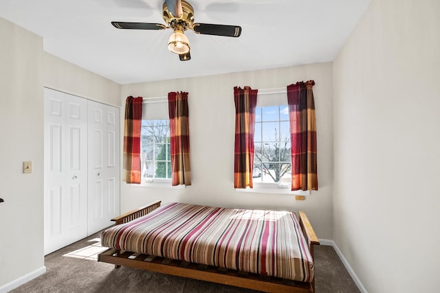 carpeted bedroom featuring ceiling fan, baseboards, and a closet