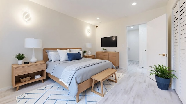 bedroom featuring recessed lighting, baseboards, visible vents, and light wood-type flooring