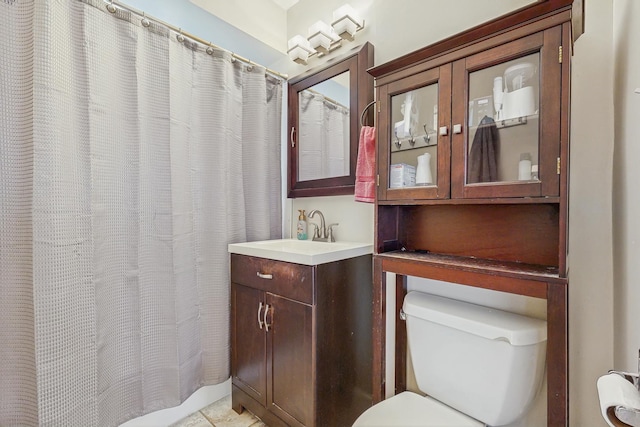1S550 Hawthorne Ln, Wheaton, IL 60189 - bathroom with a shower with curtain, vanity, and toilet