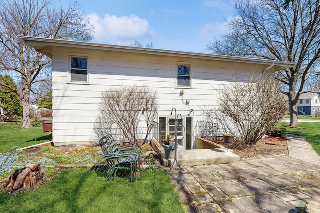 1S550 Hawthorne Ln, Wheaton, IL 60189 - rear view of property with a yard