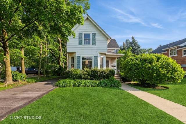 940 W Main St, Saint Charles, IL 60174 - traditional home with a front lawn