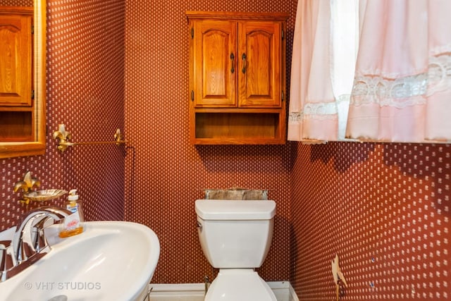 940 W Main St, Saint Charles, IL 60174 - half bath featuring a sink, toilet, and wallpapered walls