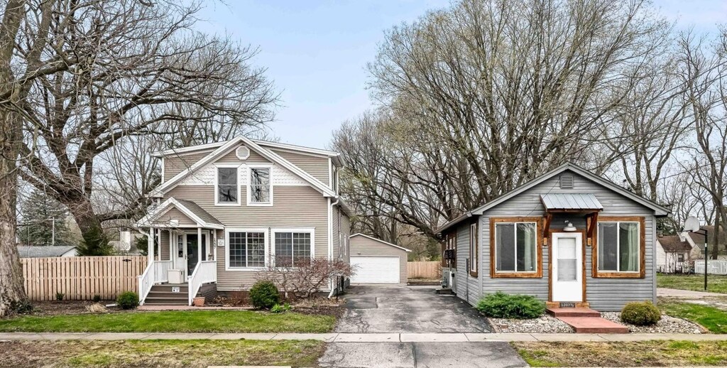 1207 Bunn St, Bloomington, IL 61701 - photo 1