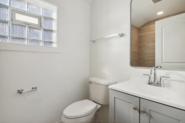6734 N Hamlin Ave, Lincolnwood, IL 60712 - bathroom featuring toilet, vanity, and recessed lighting