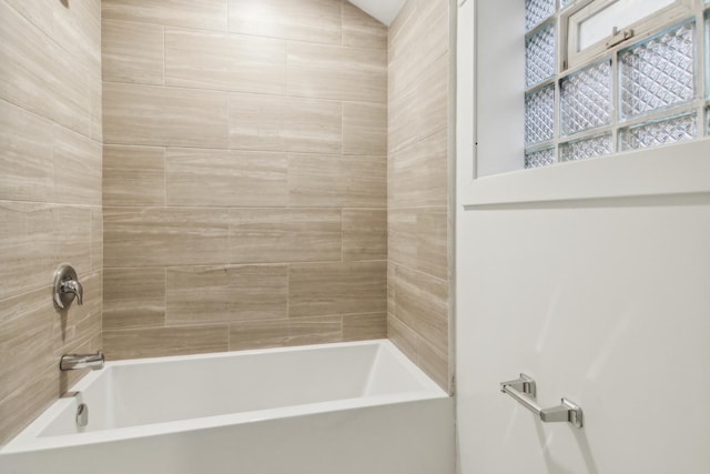 6734 N Hamlin Ave, Lincolnwood, IL 60712 - full bath with shower / washtub combination