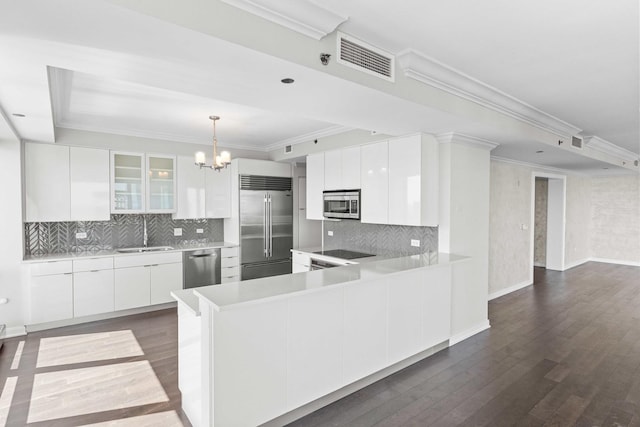 kitchen with visible vents, a sink, stainless steel appliances, decorative backsplash, and dark wood-style floors