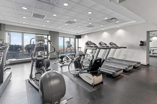 exercise room with recessed lighting, visible vents, a drop ceiling, and baseboards