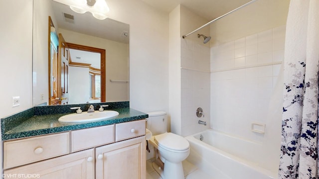 full bath featuring visible vents, shower / bath combo with shower curtain, toilet, and vanity