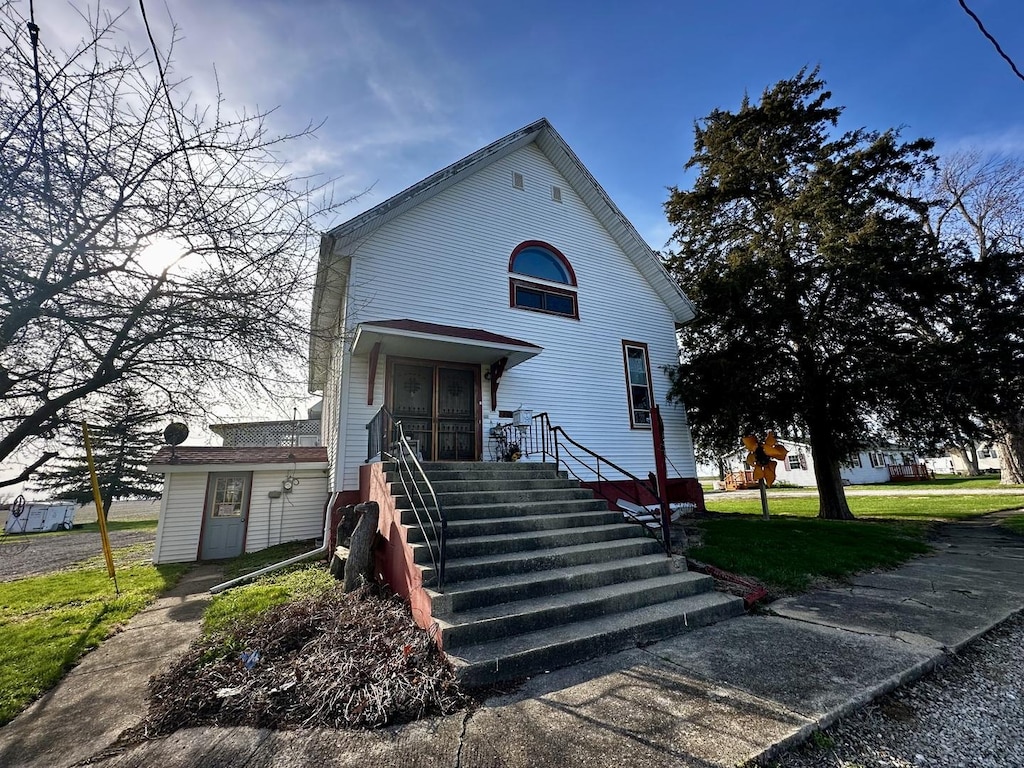 269 Chicago St, Dewitt, IL 61735 - view of front facade with a front yard