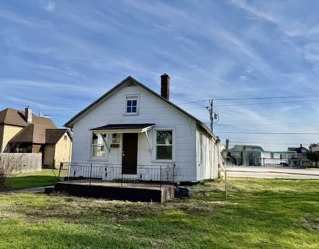 336 4th St, Lasalle, IL 61301 - bungalow with a front lawn, a chimney, and fence