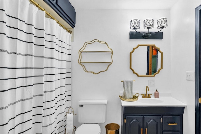 full bathroom featuring vanity, toilet, and a shower with curtain