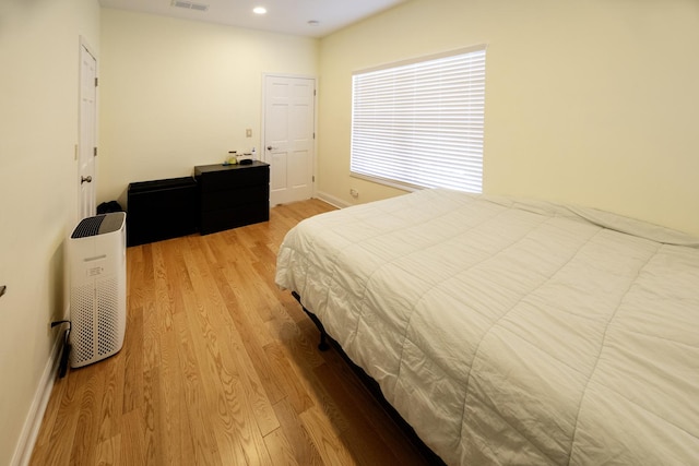 bedroom featuring recessed lighting, baseboards, light wood-style floors, and visible vents