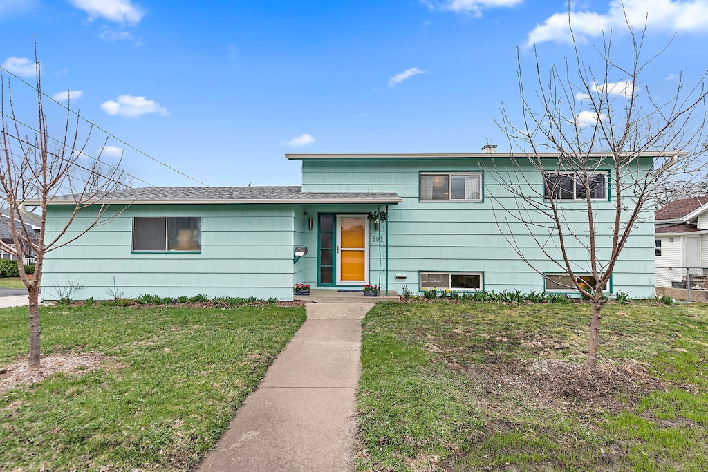603 N Washington Ave, Batavia, IL 60510 - split level home featuring a front yard