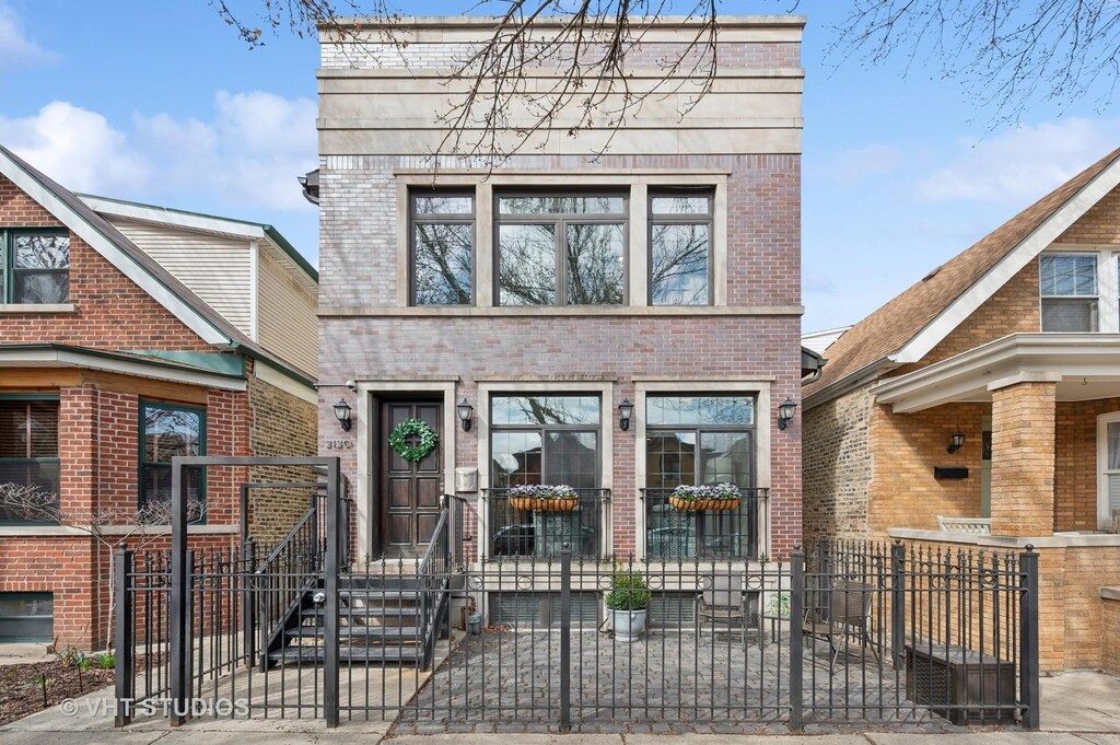 view of front of home with brick siding and a fenced front yard