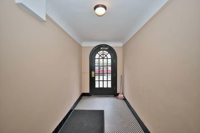 6237 N Mozart St, Chicago, IL 60659 - entryway with baseboards