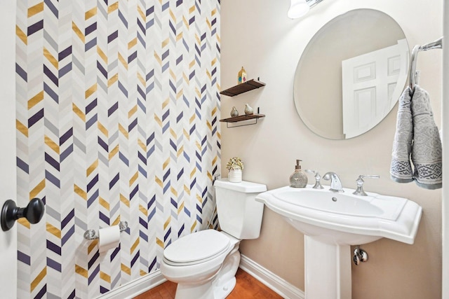 full bath featuring baseboards, toilet, and curtained shower