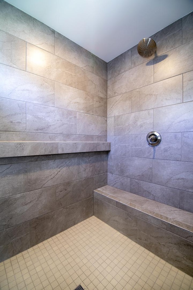 full bathroom featuring tiled shower