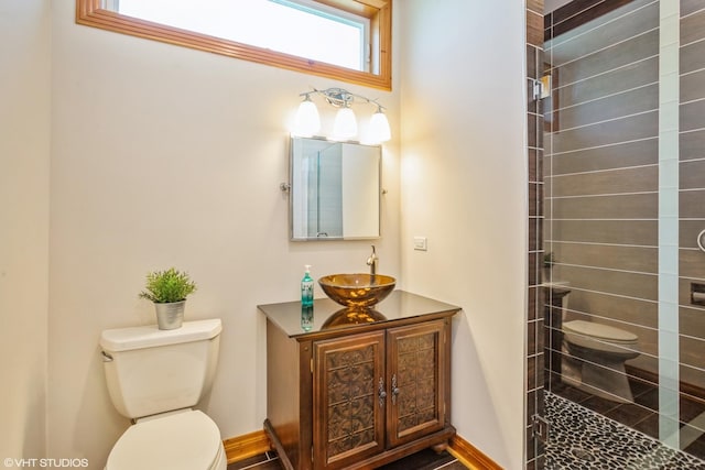 905 Basswood St, Hoffman Estates, IL 60169 - bathroom with toilet, a tile shower, vanity, and baseboards