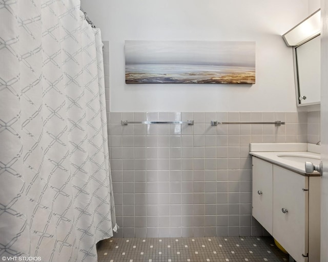 3180 N Lake Shore Dr Unit 15A, Chicago, IL 60657 - bathroom with a shower with curtain, tile walls, wainscoting, vanity, and tile patterned floors
