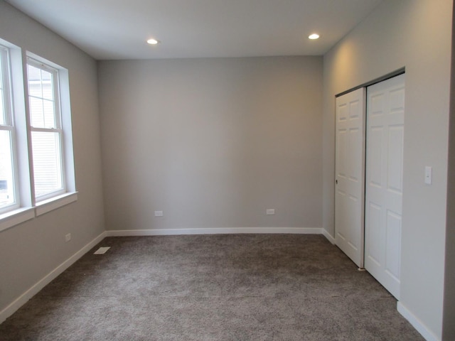 unfurnished bedroom with carpet flooring, a closet, baseboards, and recessed lighting