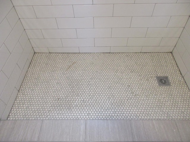 bathroom featuring a tile shower