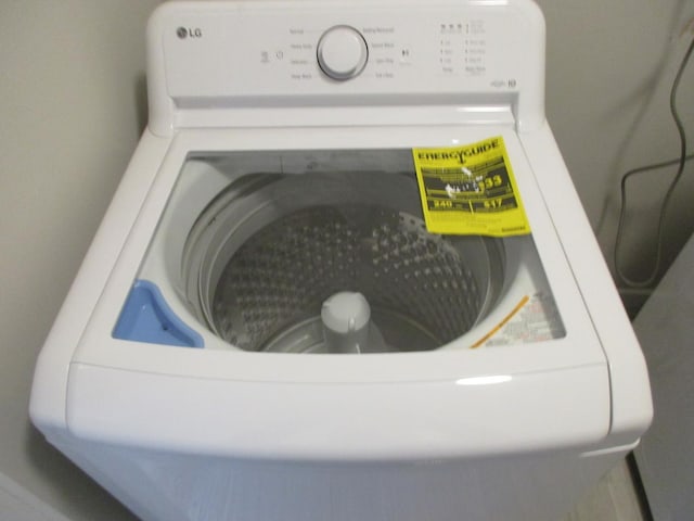 room details featuring washer / dryer