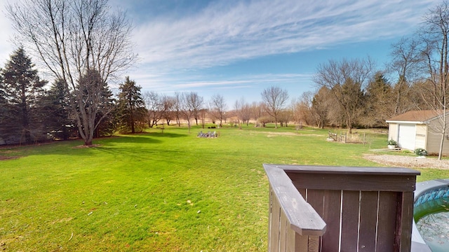 view of yard featuring an outdoor structure