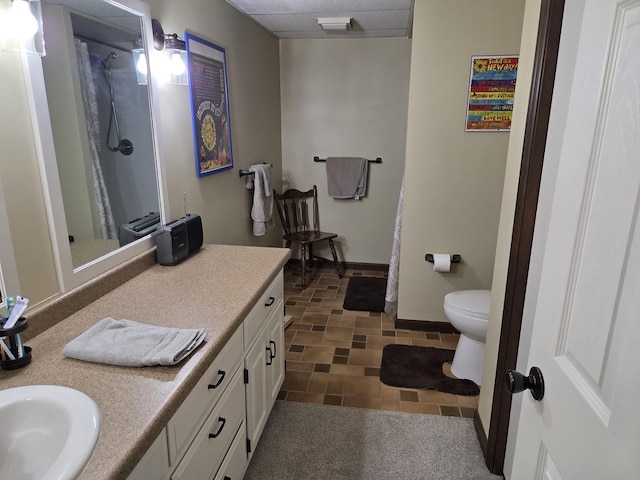 full bath with toilet, vanity, baseboards, and a shower with curtain