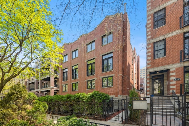 849 W Buckingham Pl Unit G, Chicago, IL 60657 - view of building exterior featuring a fenced front yard