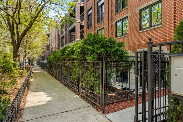 849 W Buckingham Pl Unit G, Chicago, IL 60657 - exterior space with fence and a gate