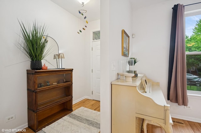 4134 S Ellis Ave, Chicago, IL 60653 - corridor featuring wood finished floors and baseboards
