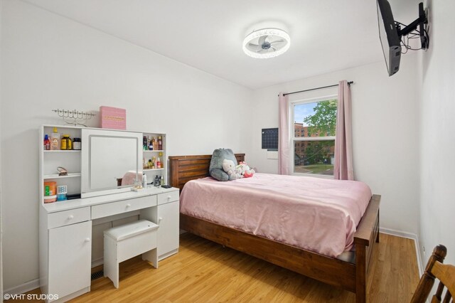 4134 S Ellis Ave, Chicago, IL 60653 - bedroom featuring light wood-type flooring and baseboards