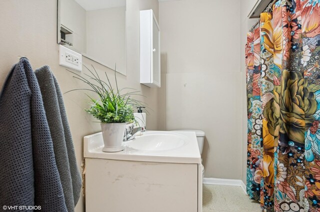 4134 S Ellis Ave, Chicago, IL 60653 - bathroom featuring vanity, baseboards, and a shower with curtain