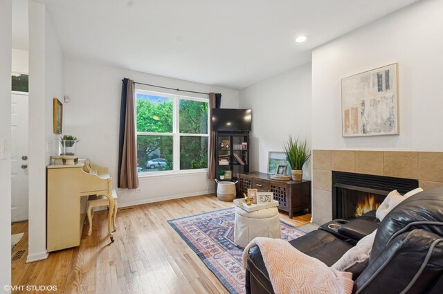 4134 S Ellis Ave, Chicago, IL 60653 - living area featuring wood finished floors, a fireplace, baseboards, and recessed lighting
