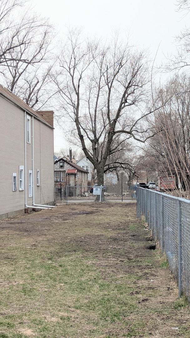 4805 S Elizabeth St, Chicago, IL 60609 - view of yard featuring fence