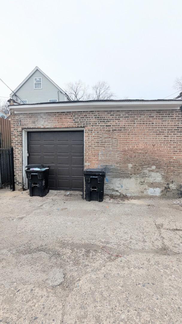 4805 S Elizabeth St, Chicago, IL 60609 - garage with driveway and fence