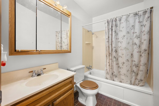 full bath with shower / tub combo, toilet, and vanity