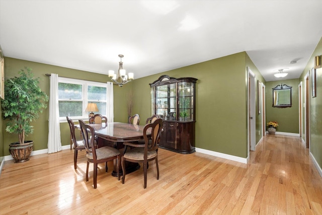 910 Sarah Ln, Aurora, IL 60502 - dining space featuring a chandelier, light wood-style flooring, and baseboards