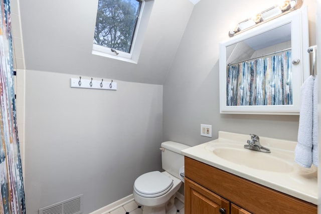 full bathroom featuring visible vents, vanity, toilet, a shower with shower curtain, and lofted ceiling with skylight